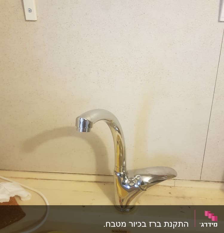 ברז כרום מותקן על כיור במטבח